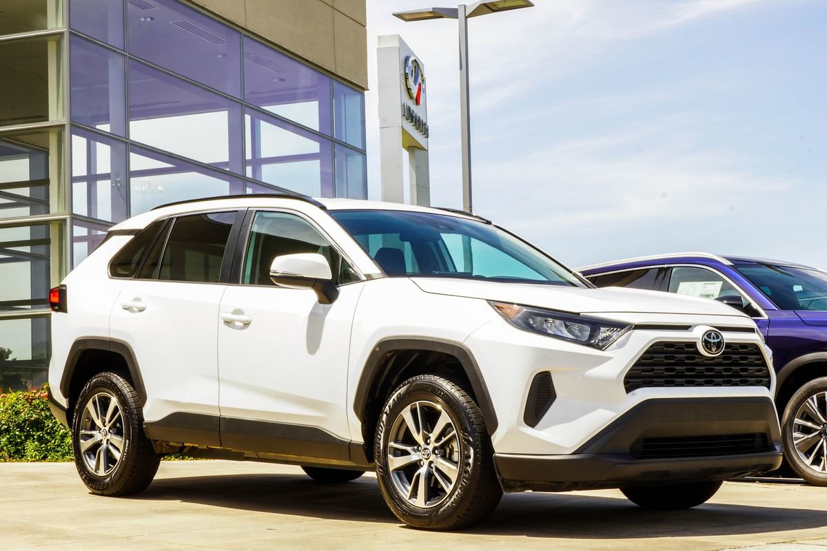 Used 2019 Toyota RAV4 LE FWD image 4