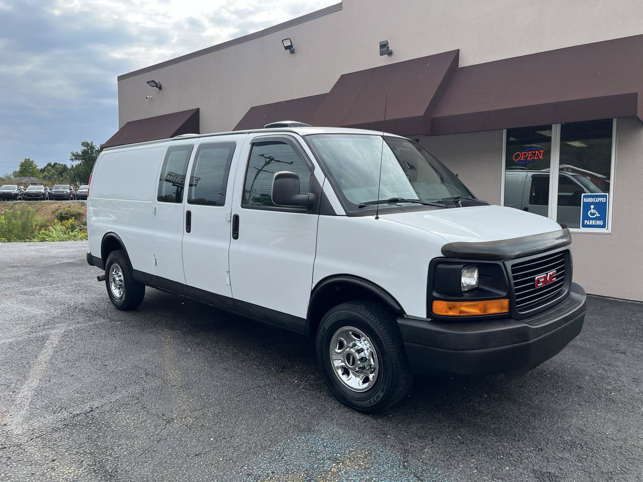 Used 2008 GMC Savana 3500 Extended RWD image 6