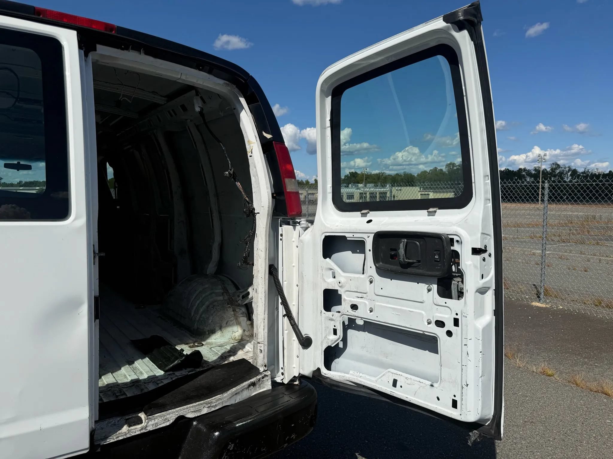 Used 2016 Chevrolet Express 2500 RWD image 60