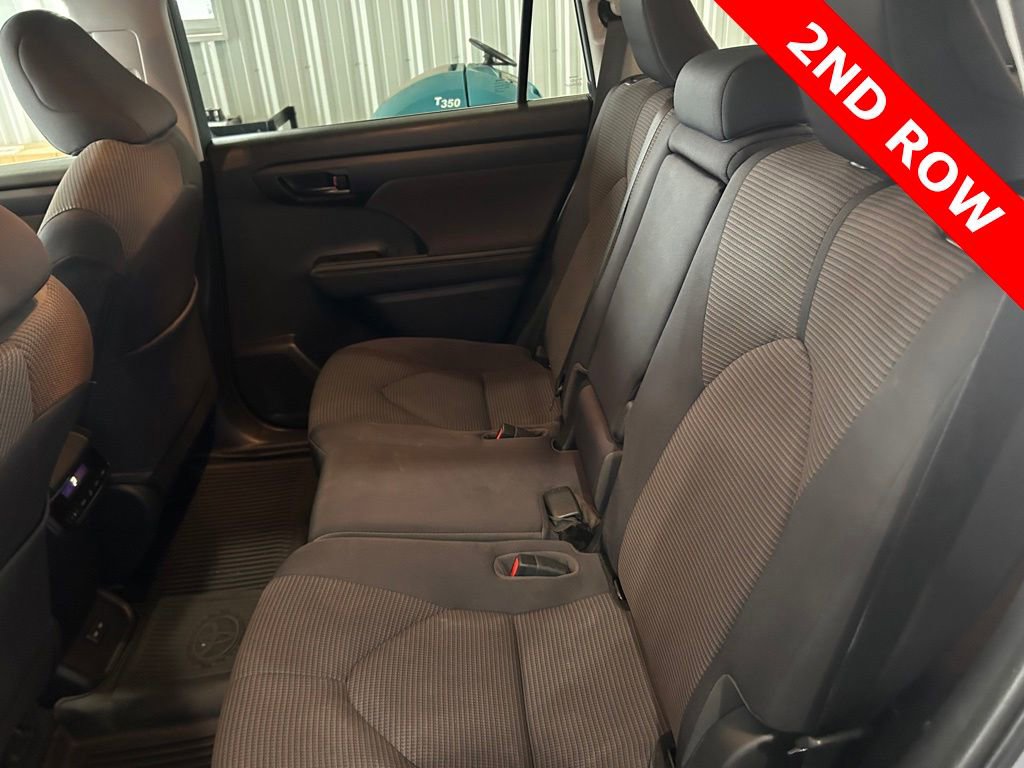 Used 2023 Toyota Highlander LE image 11