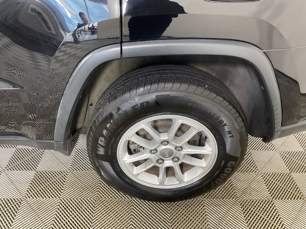 Used 2019 Jeep Grand Cherokee Laredo AWD/4WD image 6