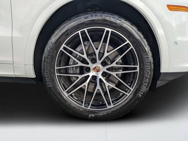 Used 2025 Porsche Cayenne AWD/4WD image 10