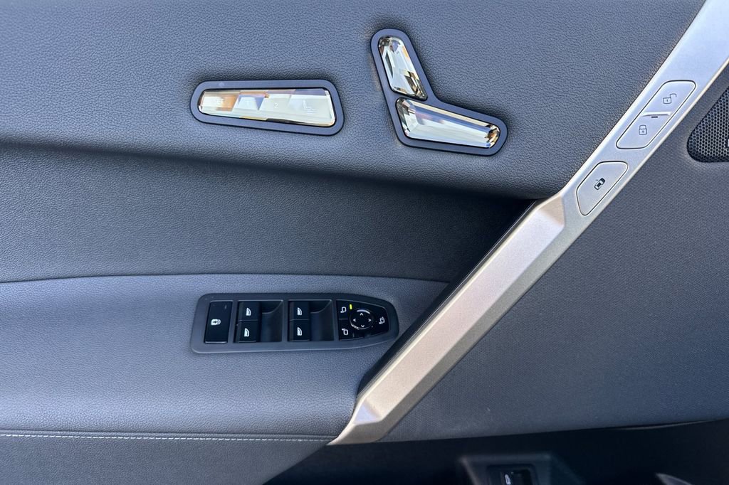 Used 2023 BMW iX xDrive50 w/ Premium Package image 10
