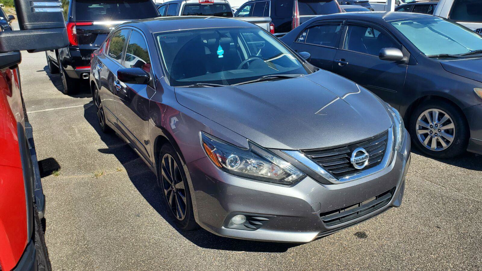 Used 2017 Nissan Altima 2.5 SR w/ Midnight Edition Package FWD image 2