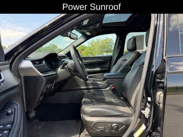Used 2025 Jeep Grand Cherokee Altitude AWD/4WD image 8
