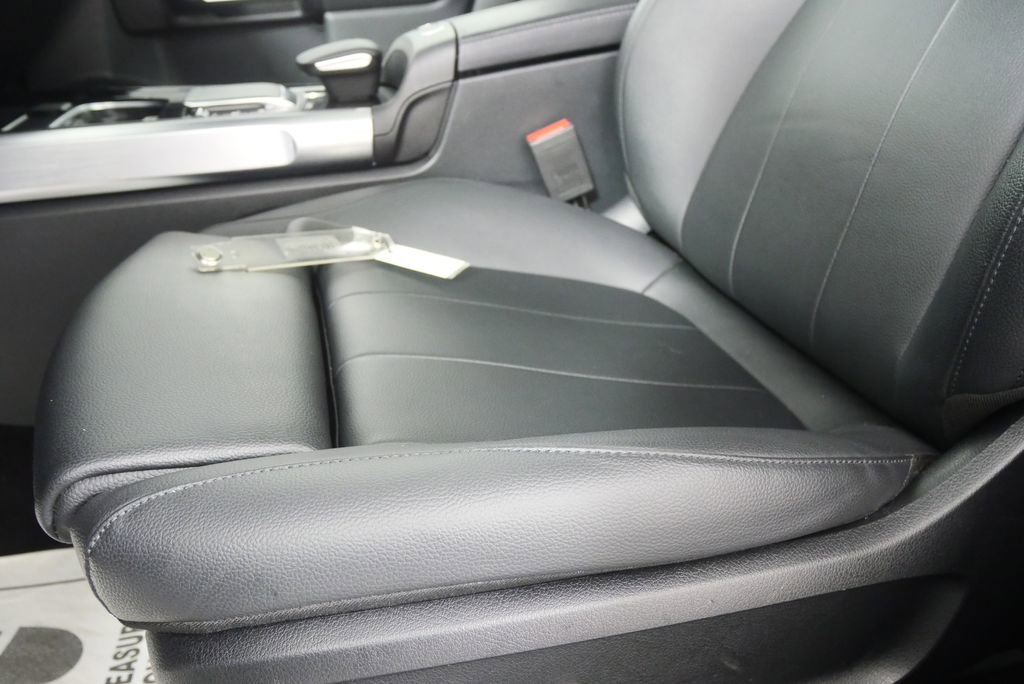 Used 2023 Mercedes-Benz GLB 250 w/ Premium Package image 7