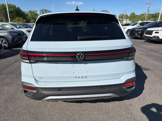 New 2026 Volkswagen Taos SE FWD image 2