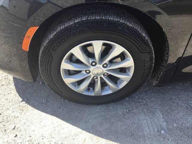 Used 2017 Chrysler Pacifica Touring-L image 9