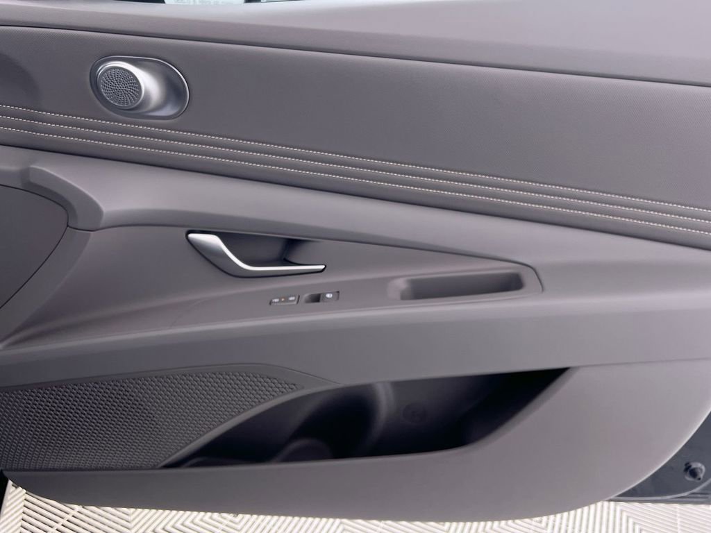 Used 2025 Hyundai Elantra Sport FWD image 30