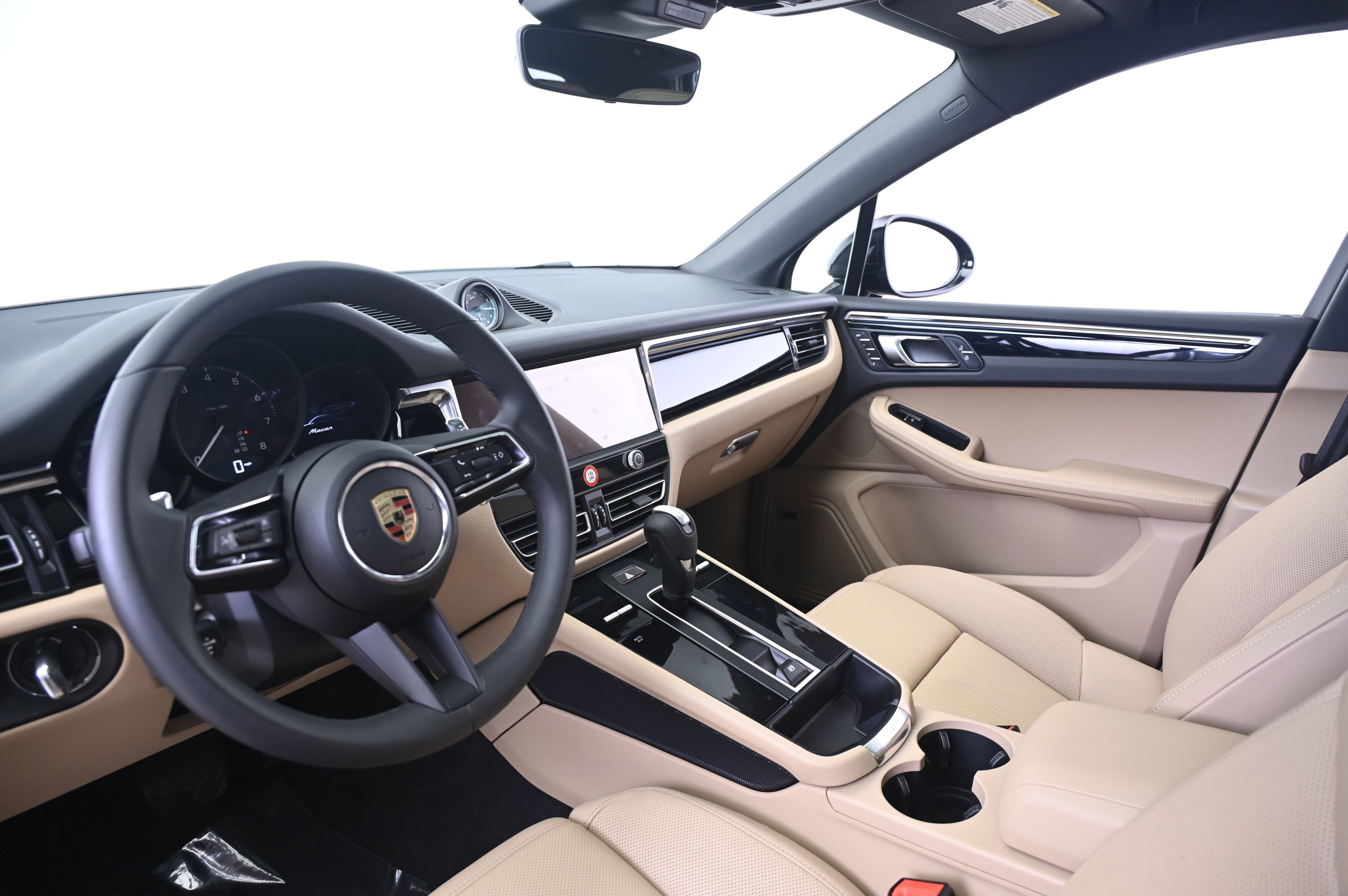 Certified 2025 Porsche Macan image 4