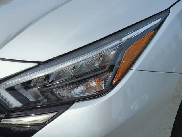 New 2025 Nissan Versa SR w/ Trunk Package FWD image 10