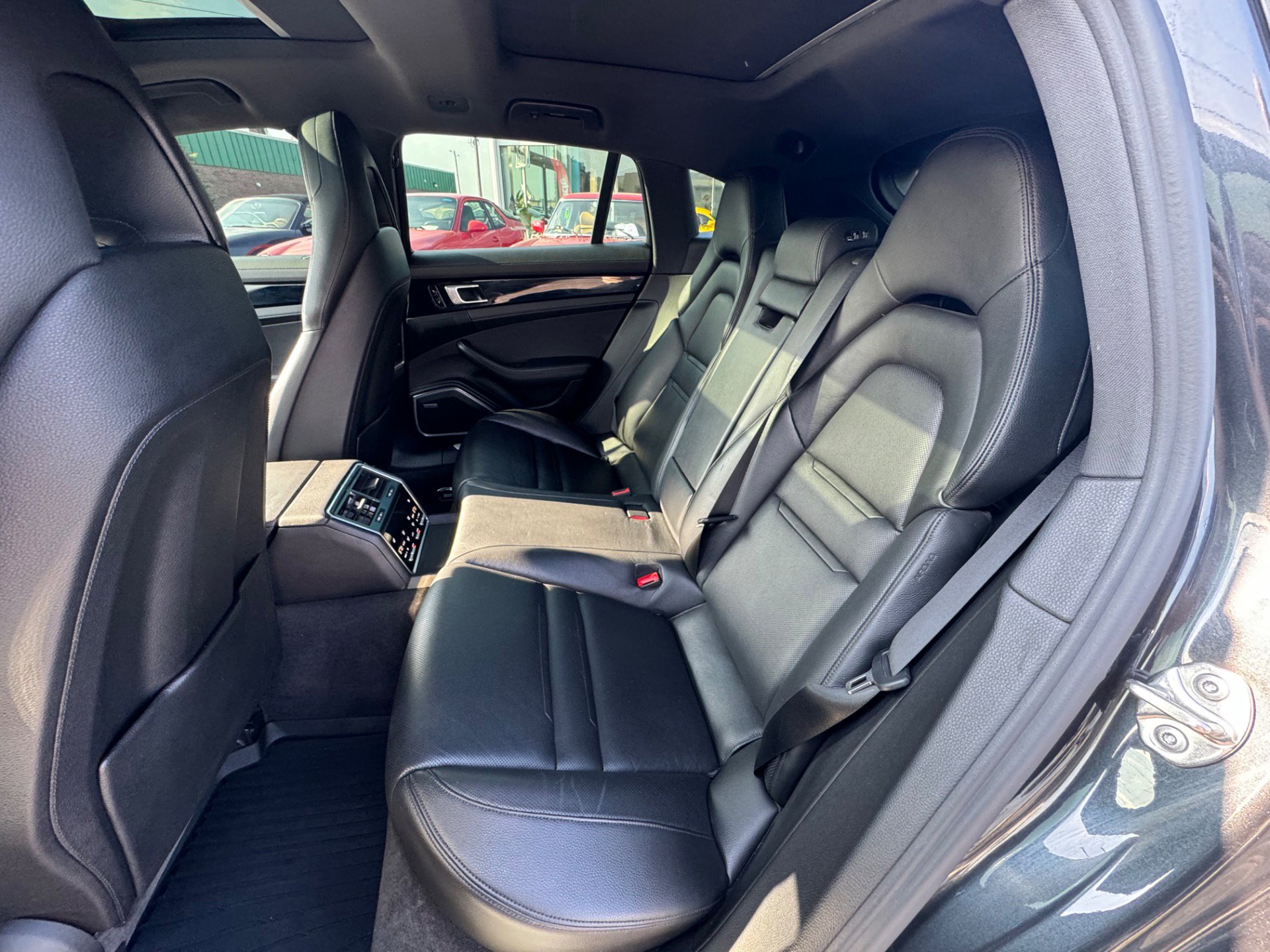 Used 2018 Porsche Panamera 4 image 7