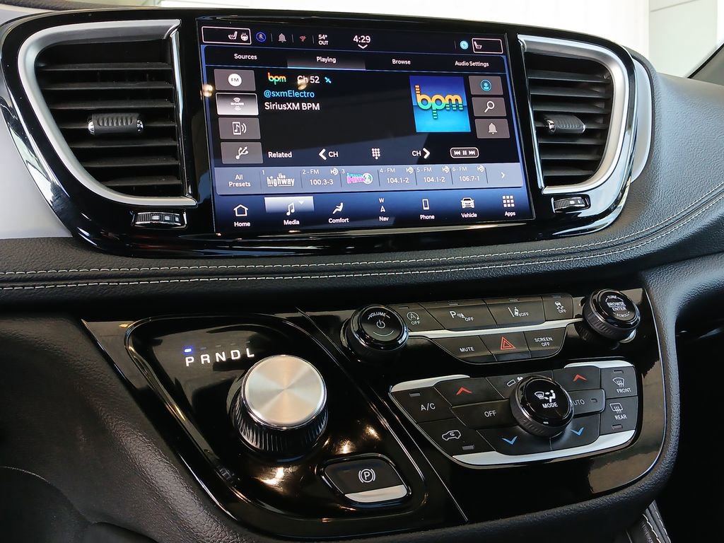 Used 2025 Chrysler Pacifica Limited image 13
