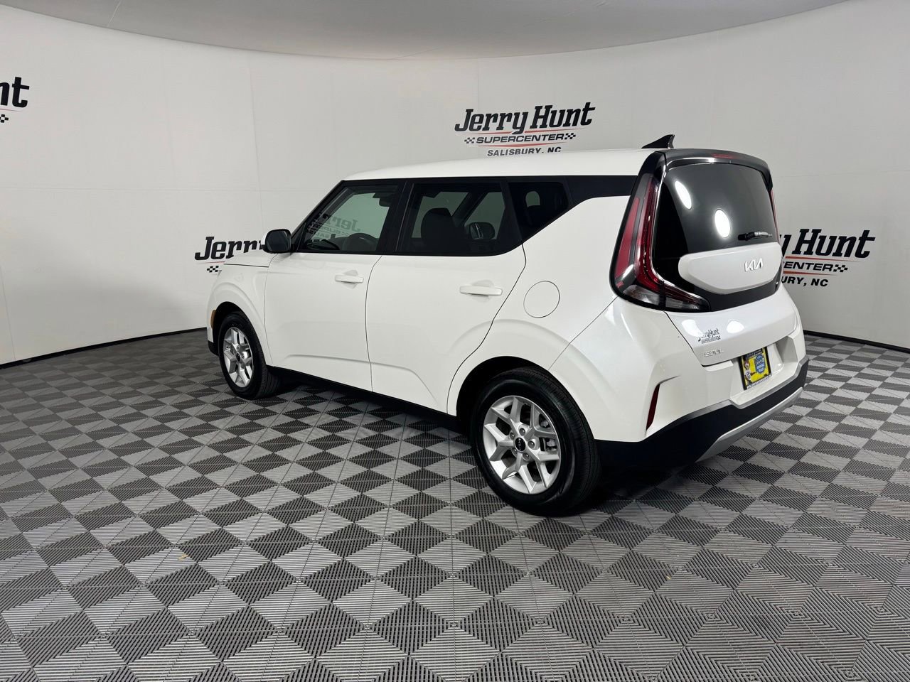 Used 2025 Kia Soul LX w/ LX Technology Package FWD image 13