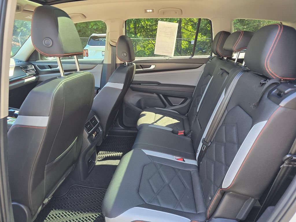 Used 2025 Volkswagen Atlas Peak Edition SE AWD/4WD image 10