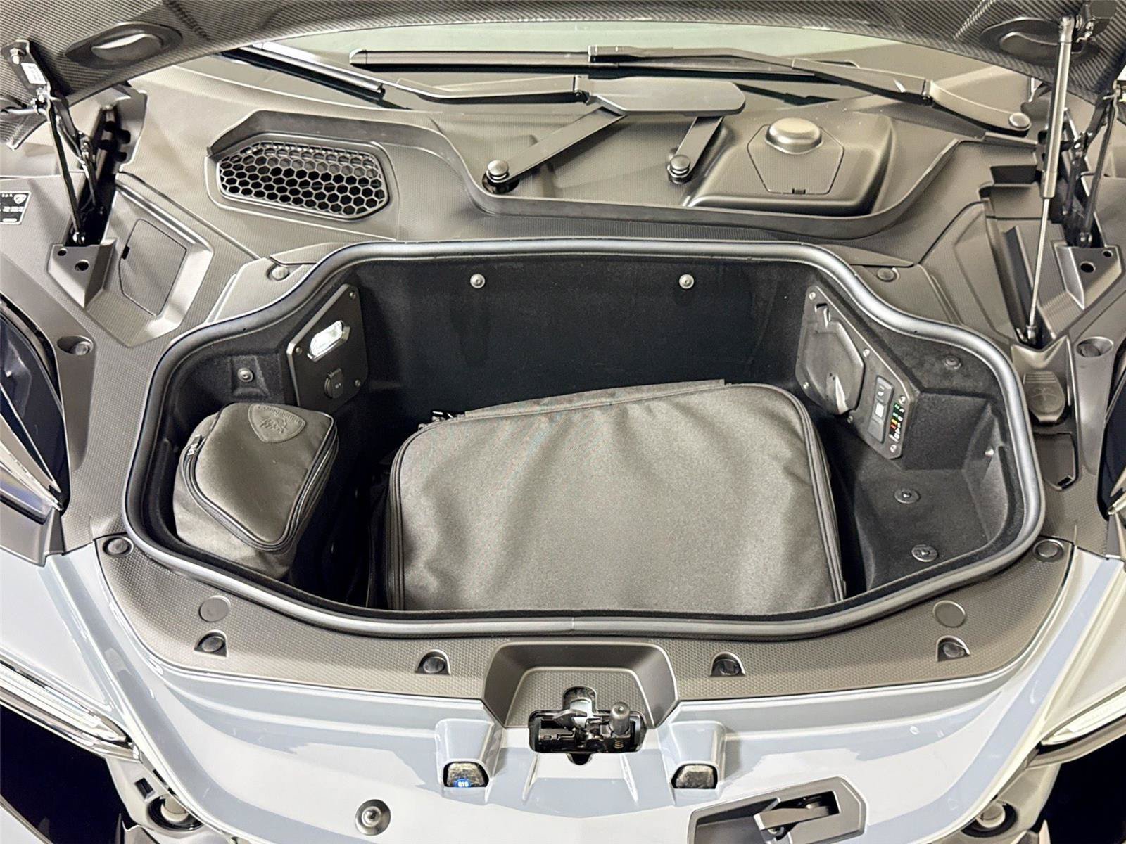 Used 2025 Lamborghini Revuelto AWD/4WD image 31