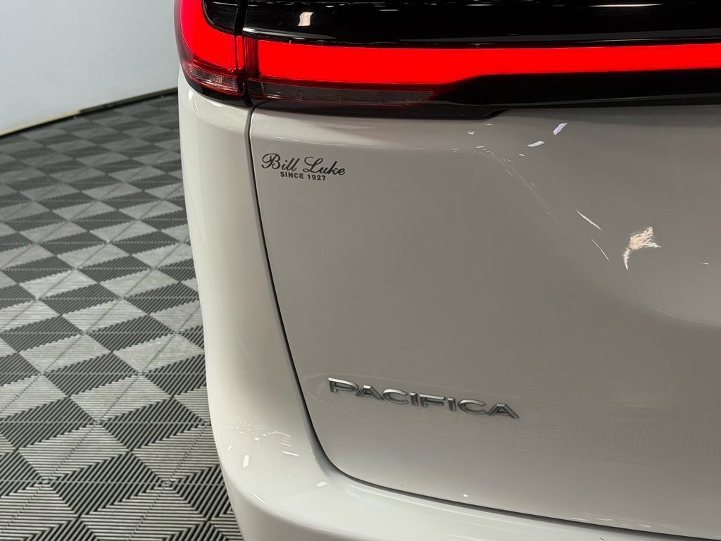 Used 2023 Chrysler Pacifica Pinnacle FWD image 18