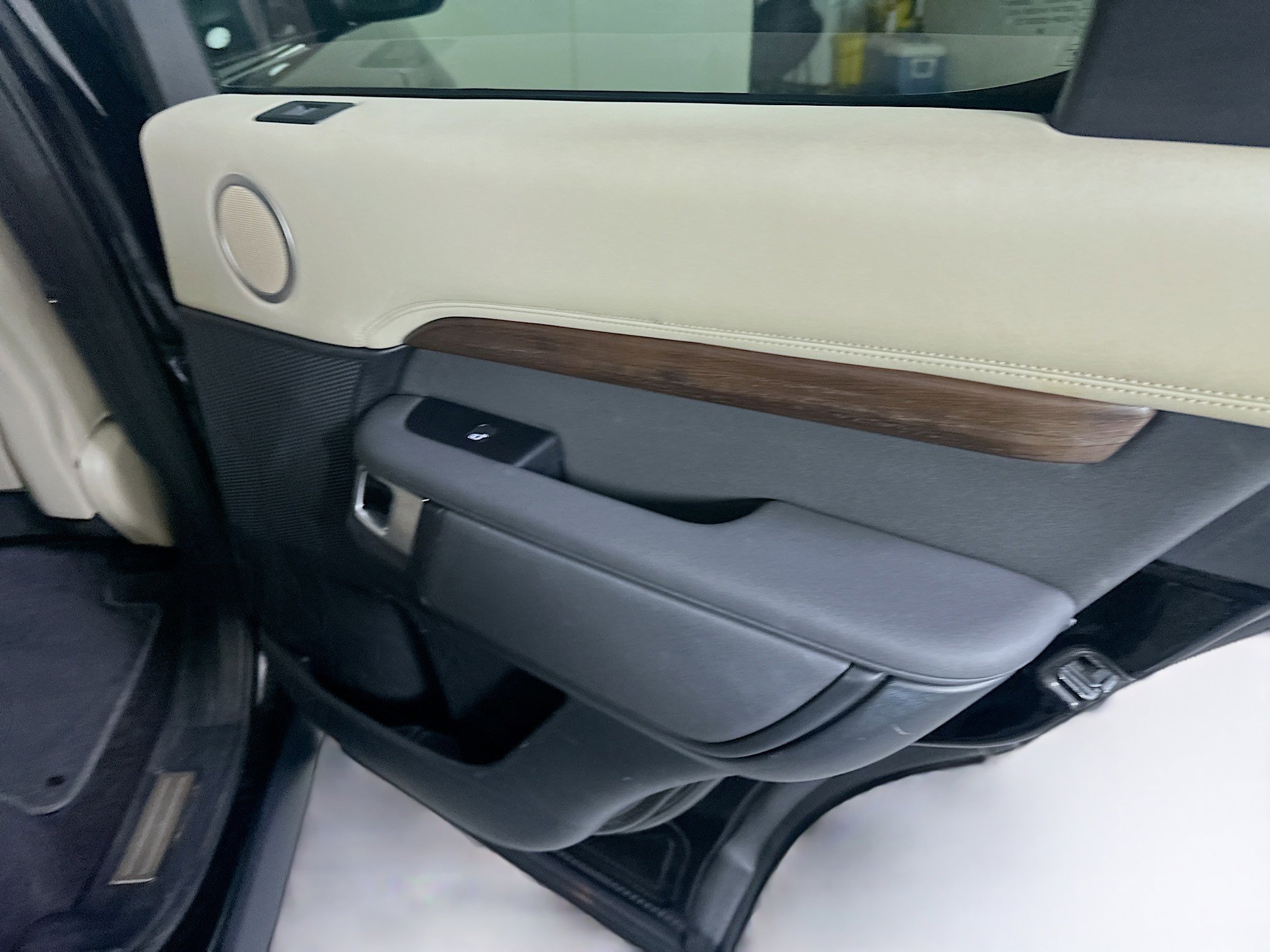 Used 2019 Land Rover Discovery HSE image 33