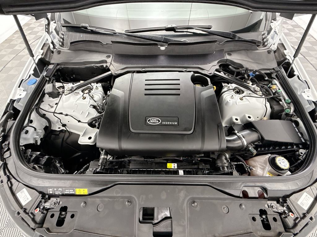 Certified 2025 Land Rover Discovery S image 28