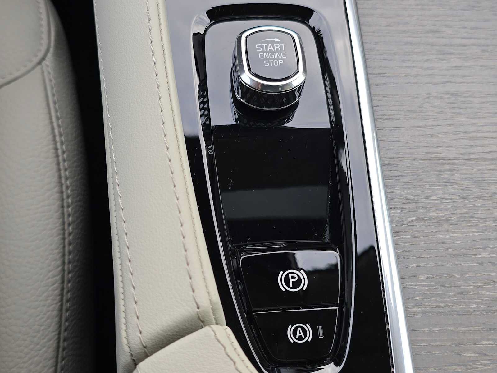 Certified 2025 Volvo XC90 T8 Plus w/ Protection Package Premier AWD/4WD image 33