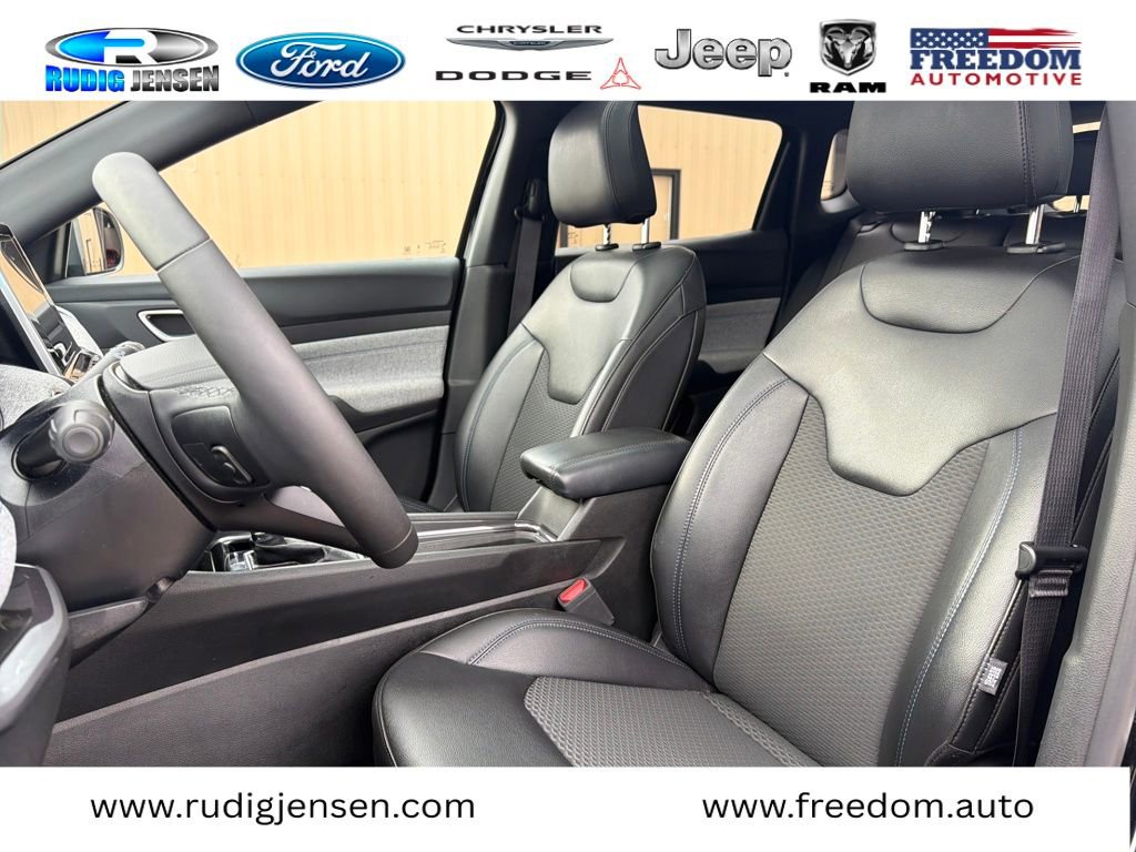 Used 2025 Jeep Compass Latitude w/ Sun & Sound Group image 11