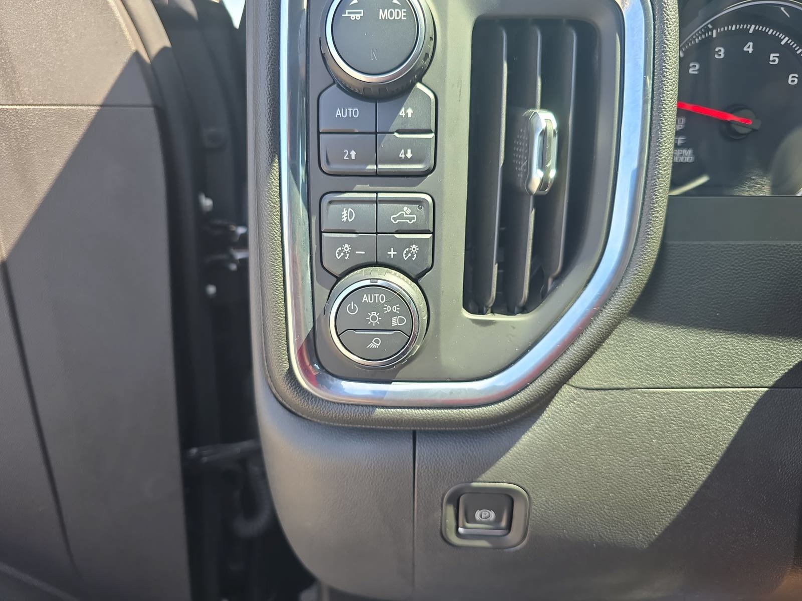 Used 2021 Chevrolet Silverado 1500 LT Trail Boss w/ Convenience Package II AWD/4WD image 24
