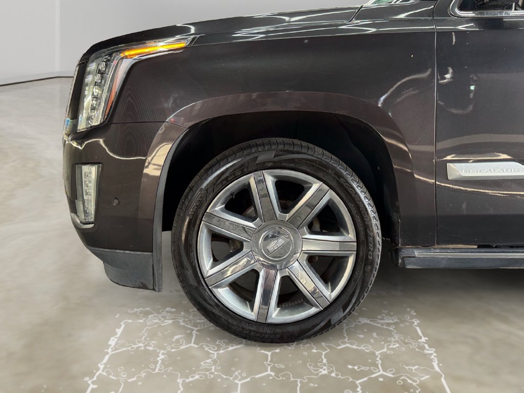 Used 2018 Cadillac Escalade Premium Luxury RWD image 14