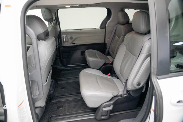 Used 2022 Toyota Sienna Limited image 16