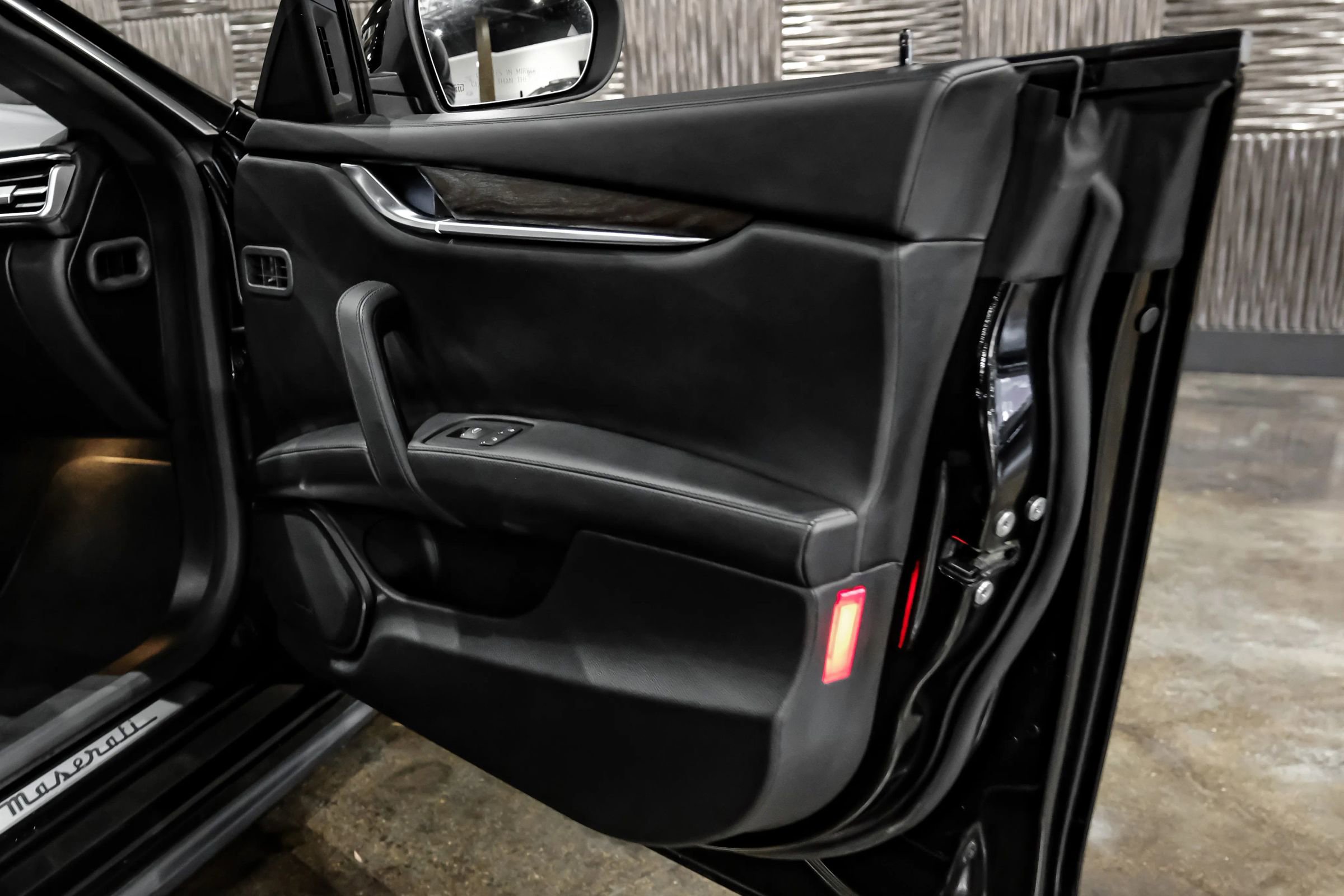 Used 2017 Maserati Ghibli w/ Luxury Package image 48