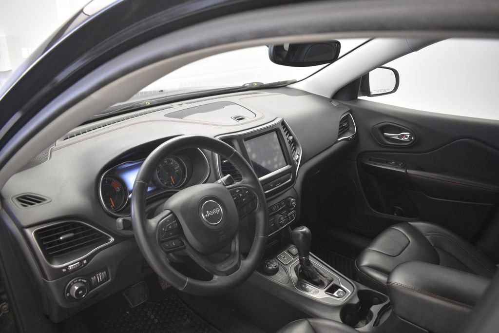 Used 2019 Jeep Cherokee Trailhawk w/ Cold Weather Group image 29