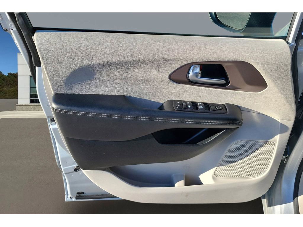 Used 2023 Chrysler Voyager LX image 15