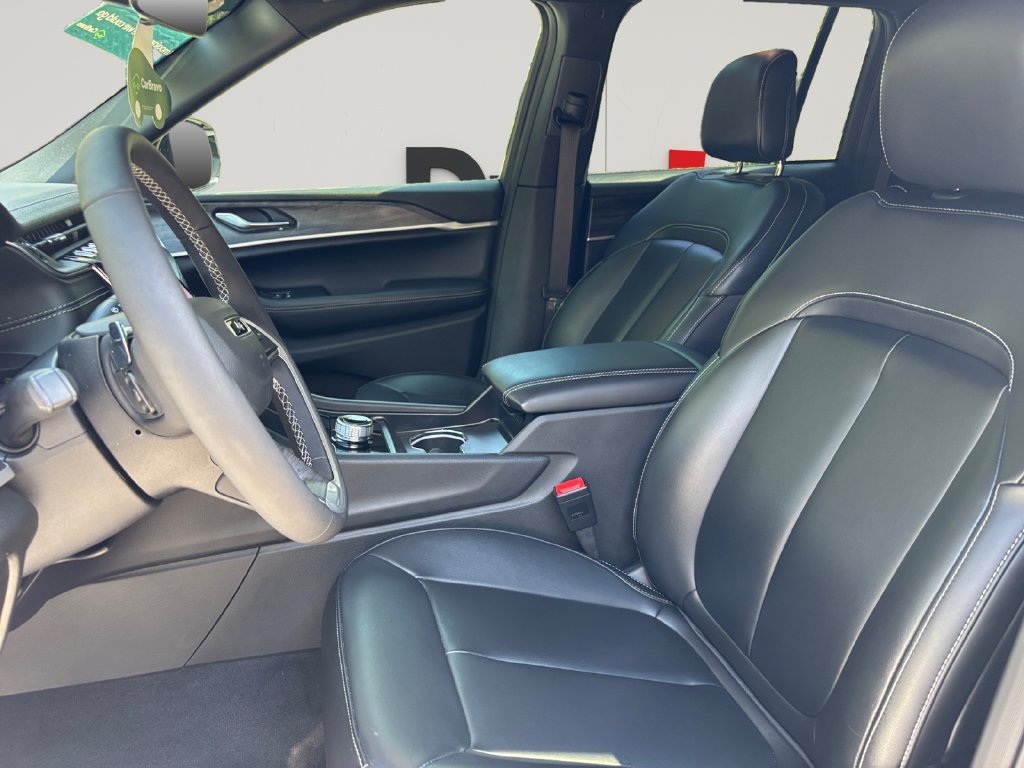 Used 2025 Jeep Grand Cherokee Limited RWD image 10
