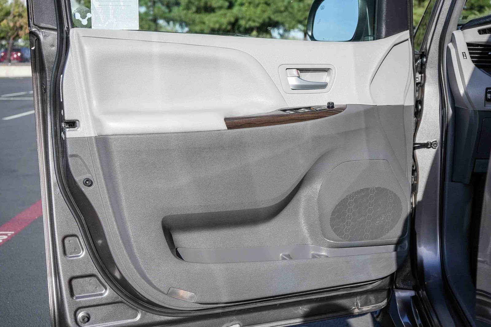 Certified 2019 Toyota Sienna XLE image 27