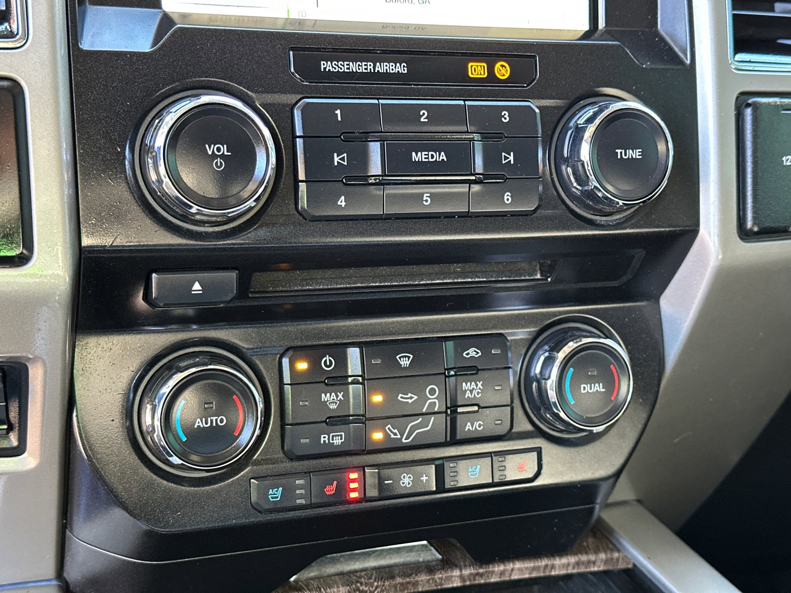 Used 2018 Ford F350 Lariat w/ Chrome Package image 32