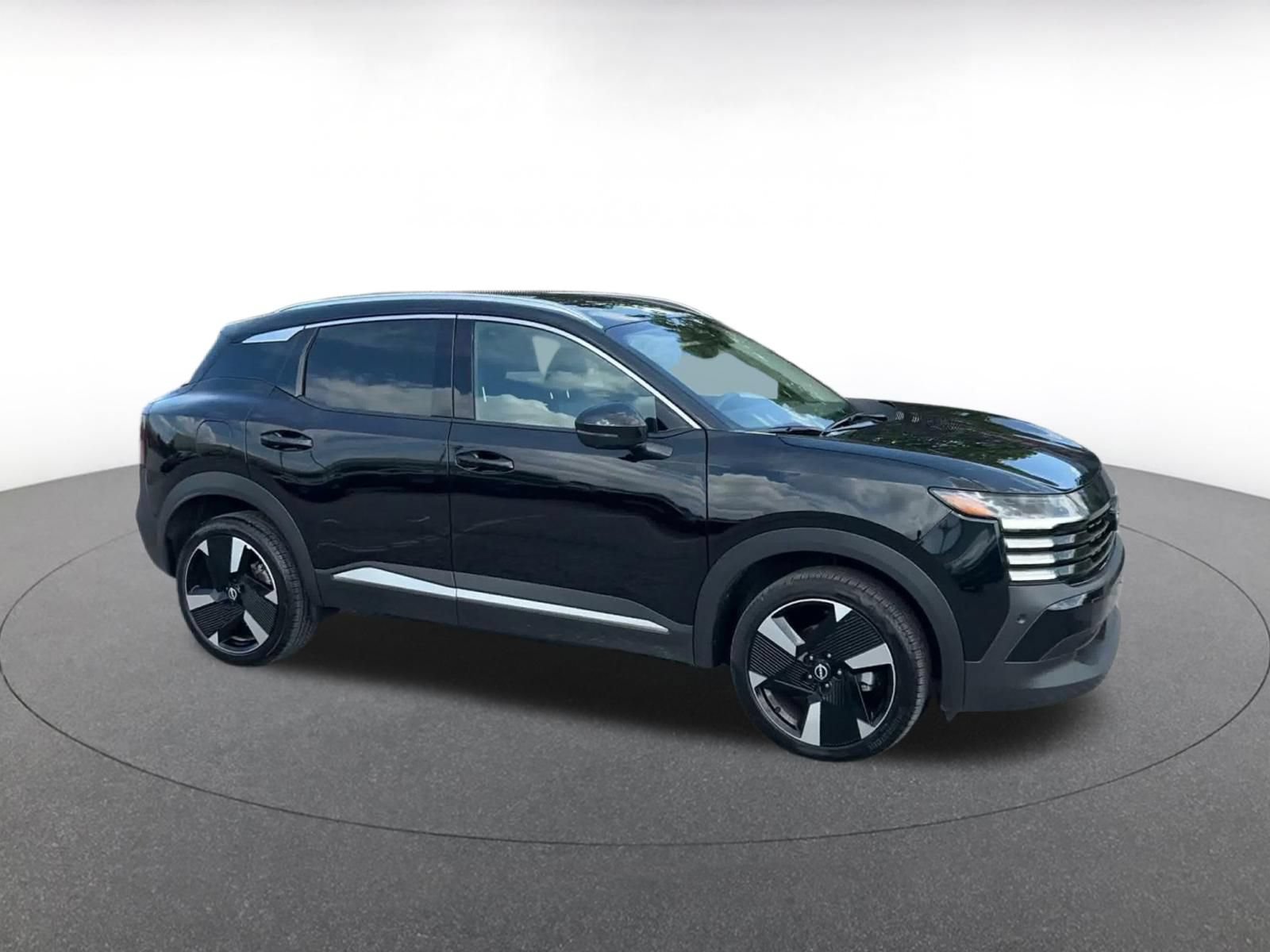 Used 2026 Nissan Kicks SR AWD/4WD image 2