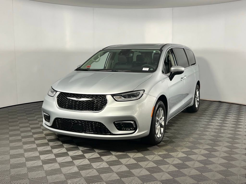 Used 2023 Chrysler Pacifica Touring-L w/ Uconnect Theater Family Group image 3