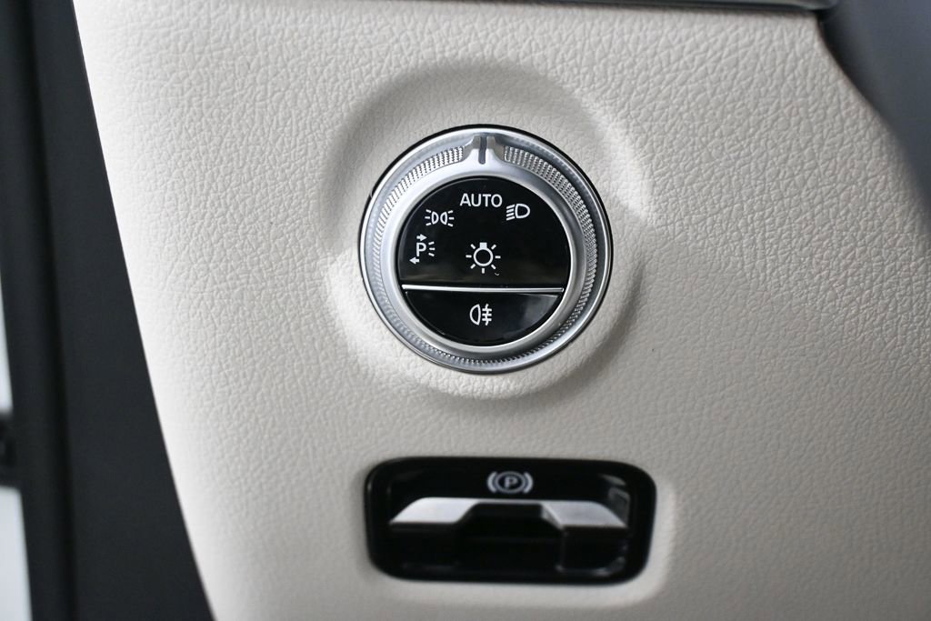 Used 2025 Mercedes-Benz C 300 Sedan image 8