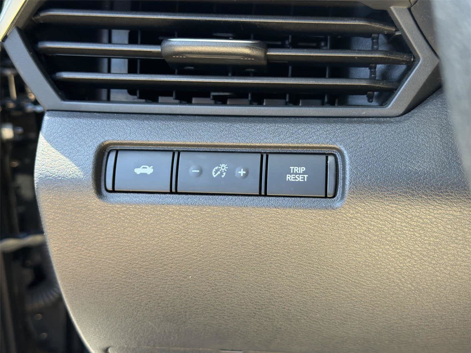 Used 2025 Nissan Altima 2.5 SV FWD image 38