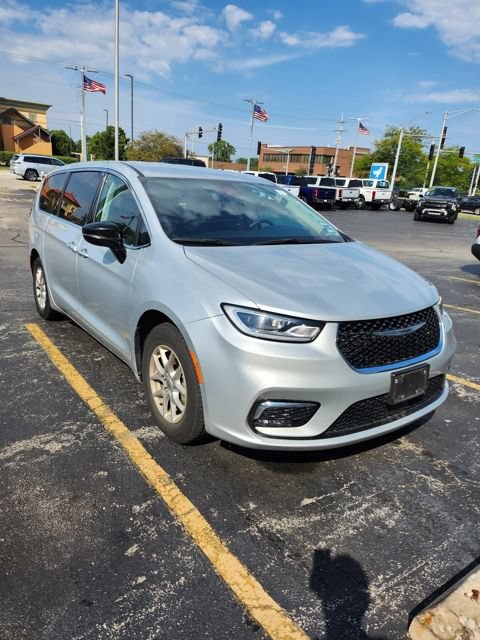 Used 2024 Chrysler Pacifica Touring-L FWD image 8