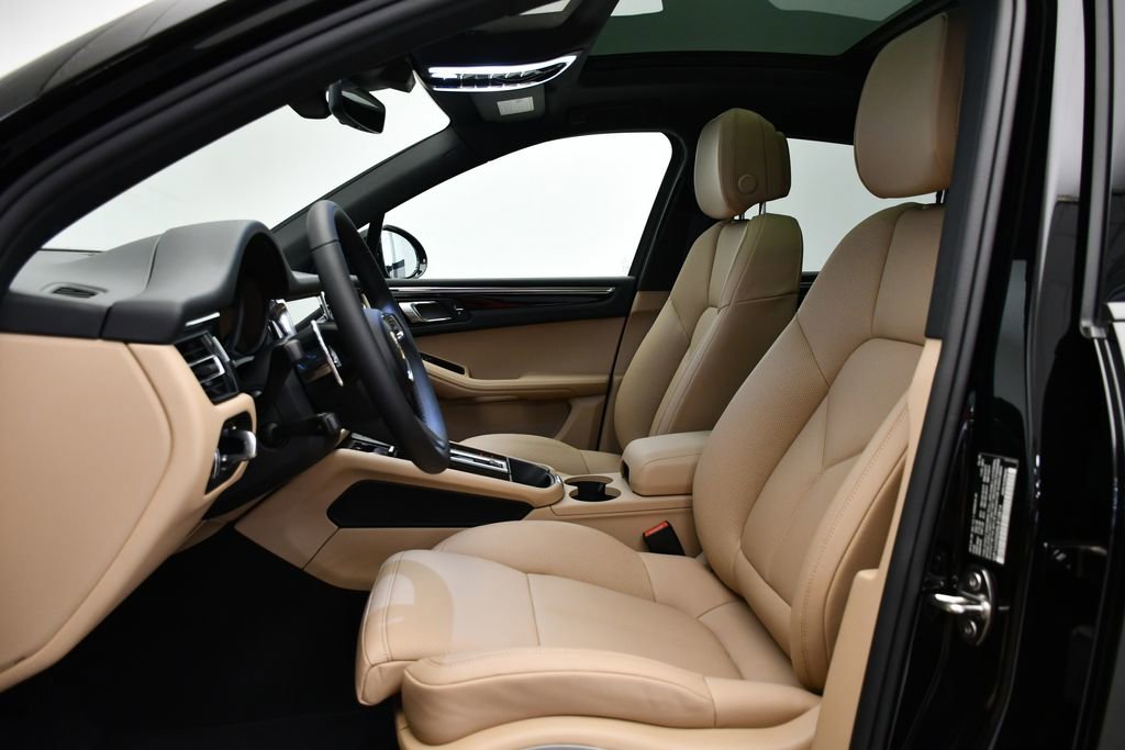Certified 2025 Porsche Macan image 5