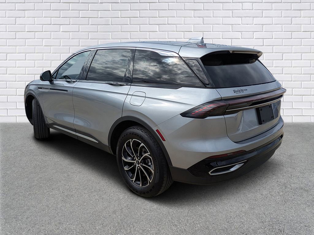 Used 2025 Lincoln Nautilus Premier image 3