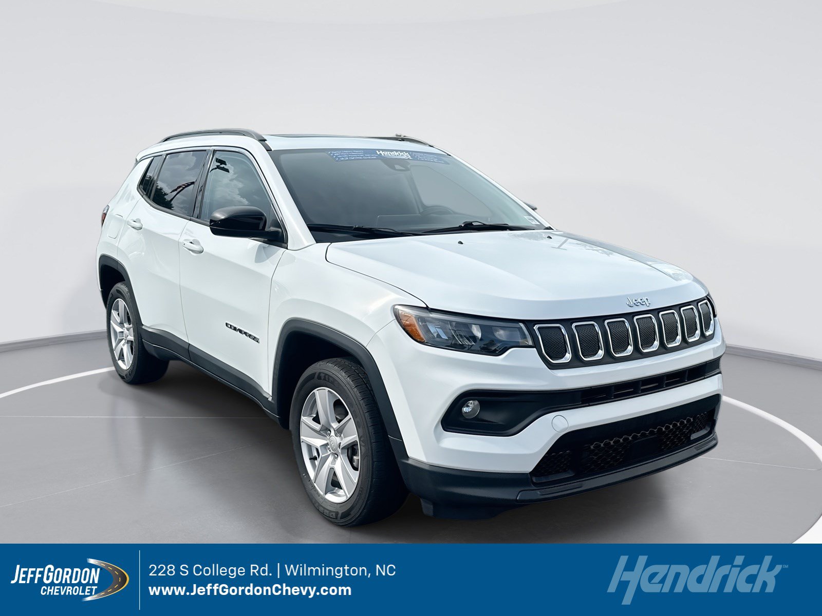 Used 2022 Jeep Compass Latitude w/ Sun and Sound Group AWD/4WD image 1