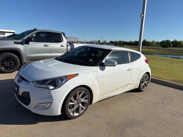 Used 2017 Hyundai Veloster image 1