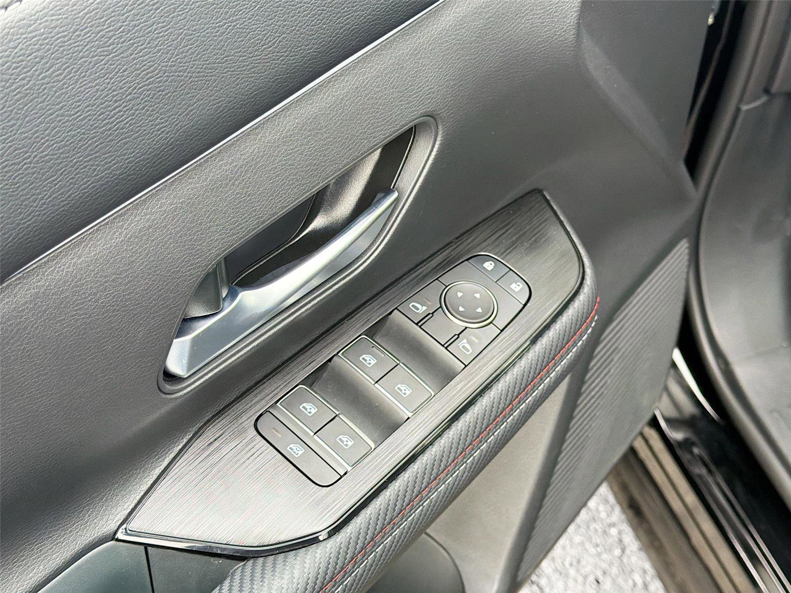 Used 2025 Nissan Kicks SR image 18