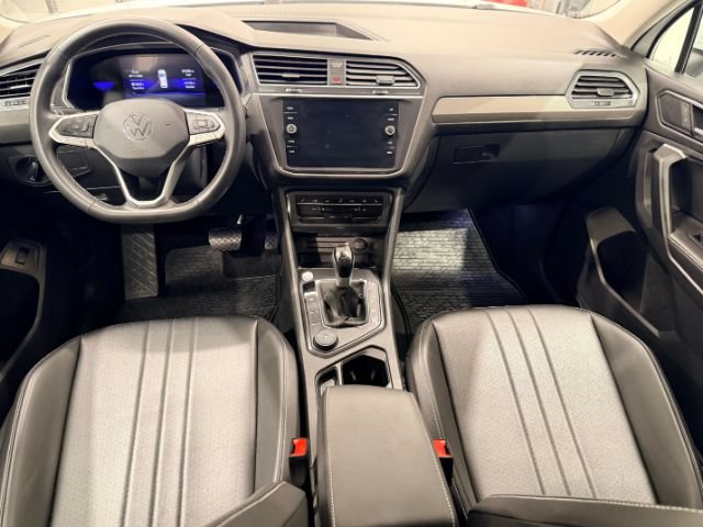 Used 2024 Volkswagen Tiguan SE AWD/4WD image 28