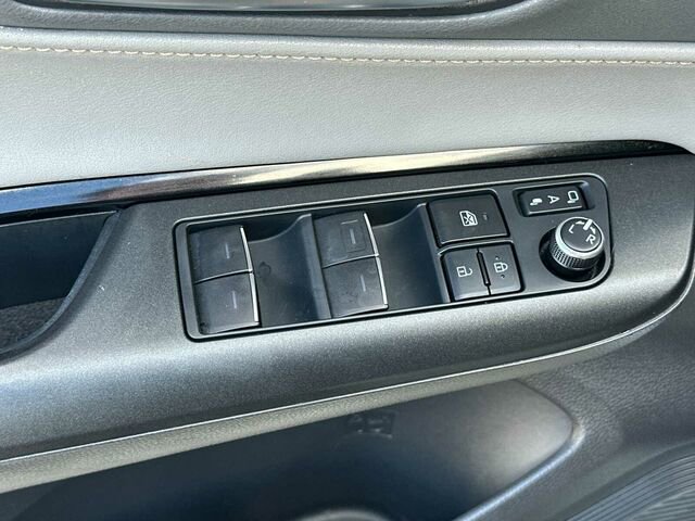 Used 2024 Toyota Venza LE AWD/4WD image 13