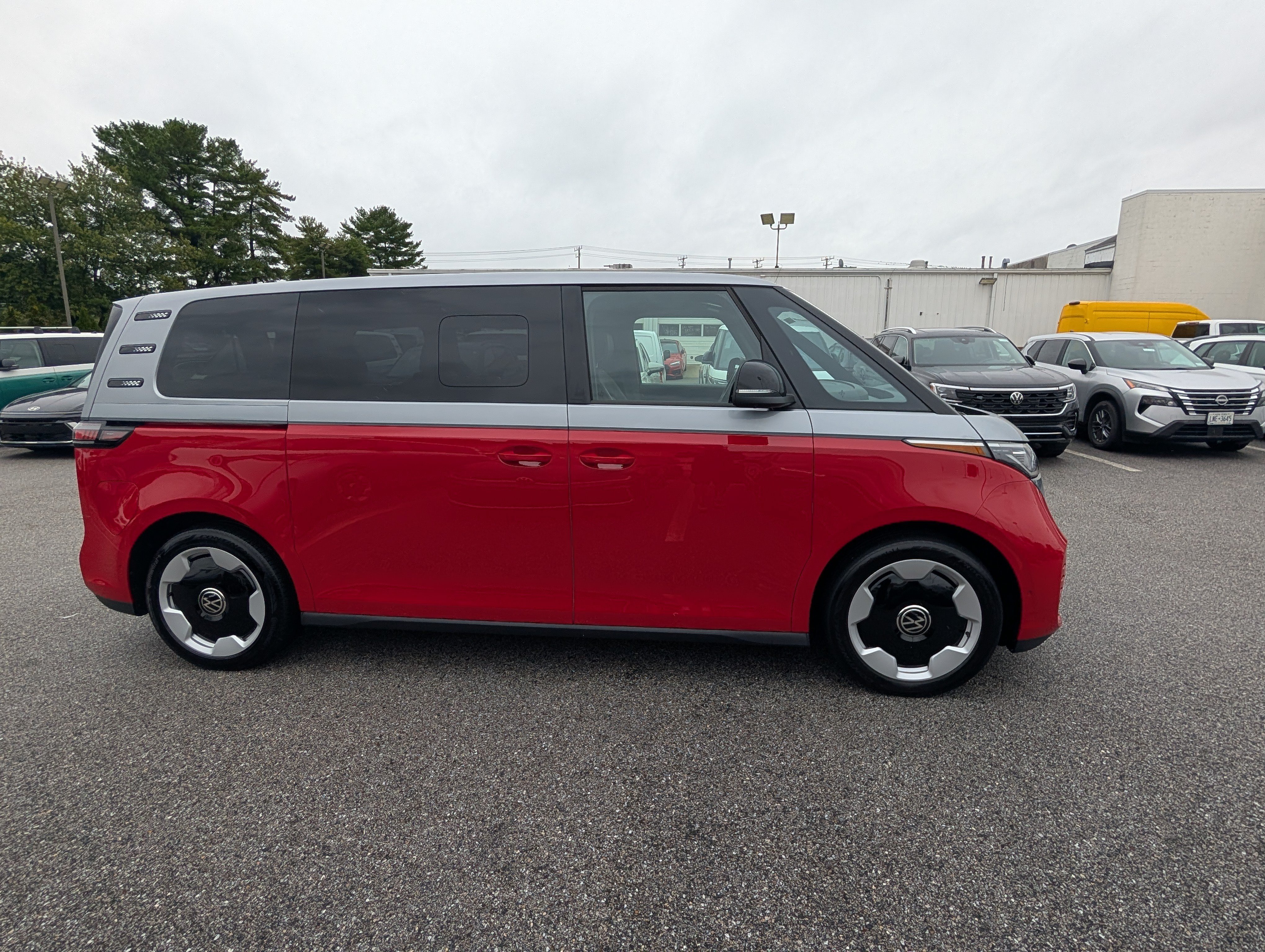 Used 2025 Volkswagen ID. Buzz Pro S Plus AWD/4WD image 2