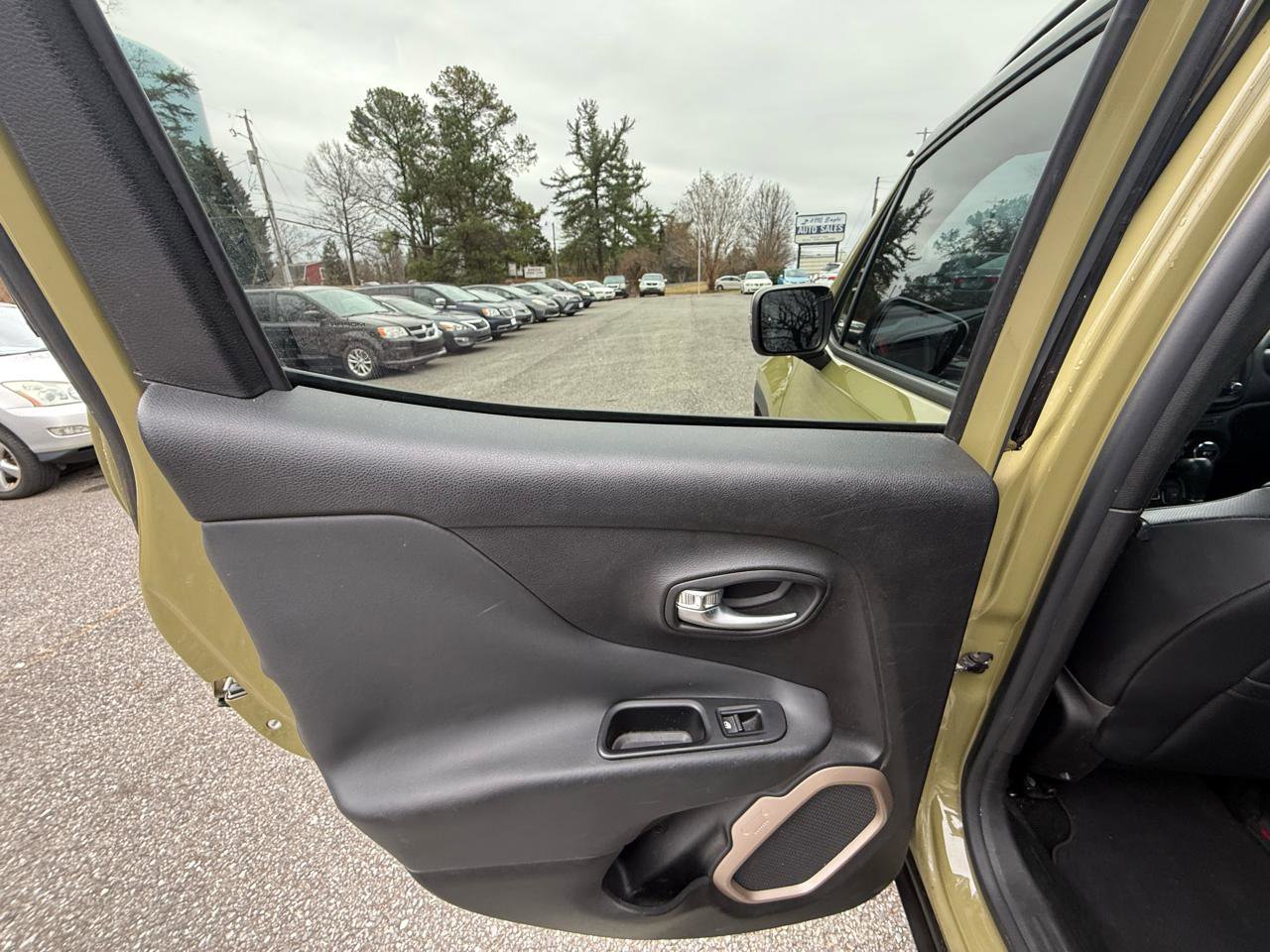 Used 2015 Jeep Renegade Limited FWD image 20