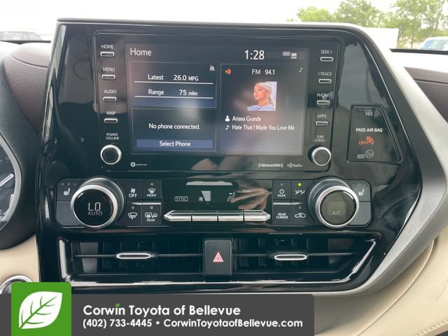 Used 2020 Toyota Highlander XLE AWD/4WD image 23