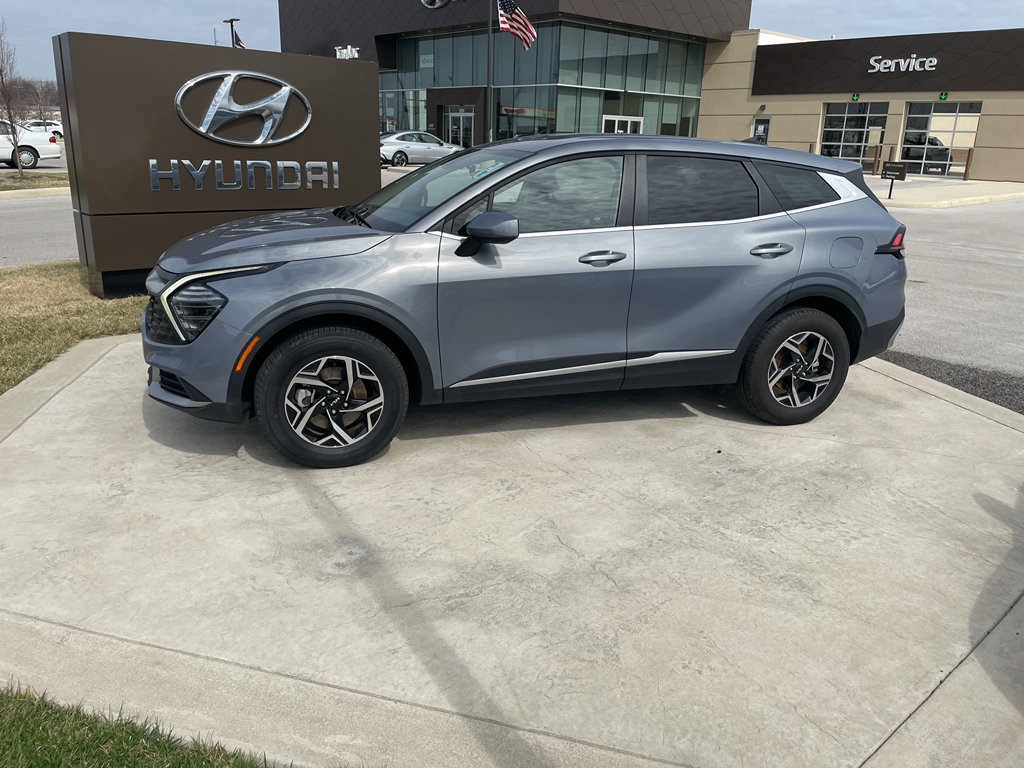 Used 2025 Kia Sportage LX image 2